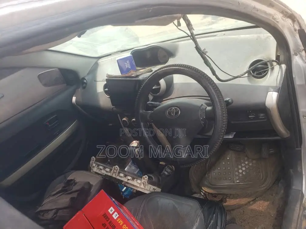 Toyota IST 2004 Silver