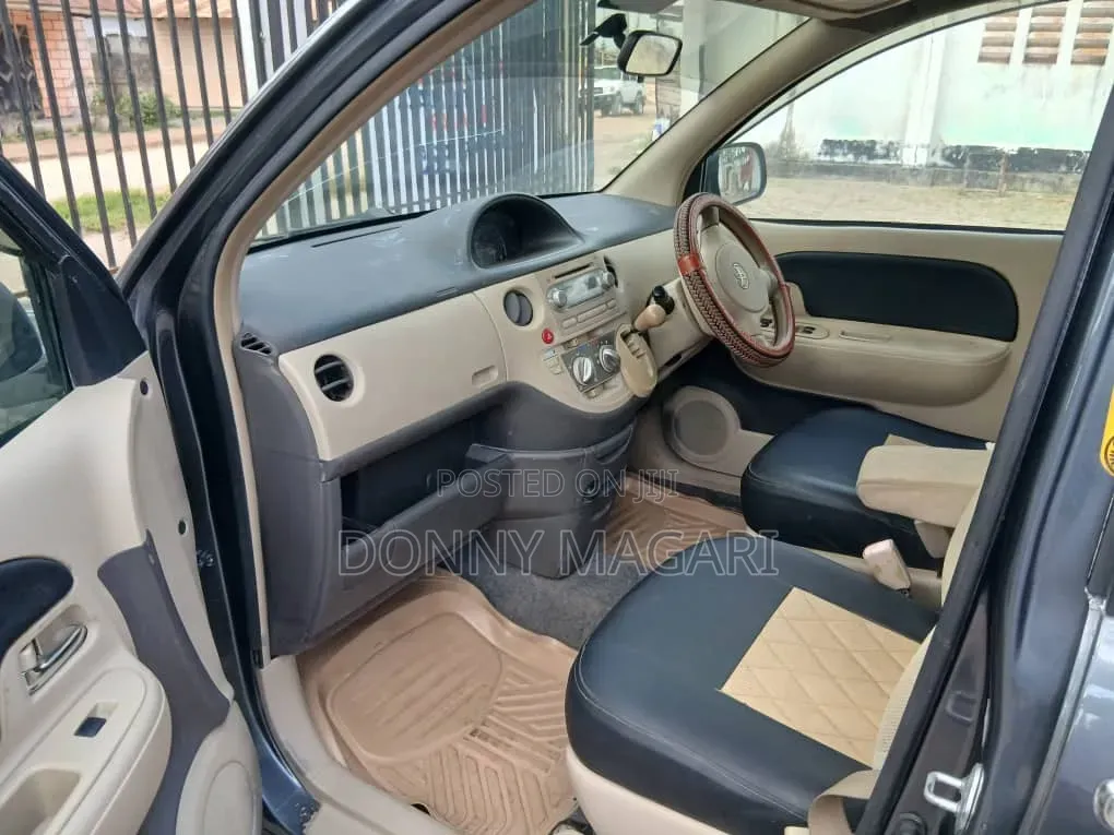 Toyota Sienta 2005 Gray