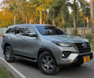 Toyota Fortuner 2021 Silver