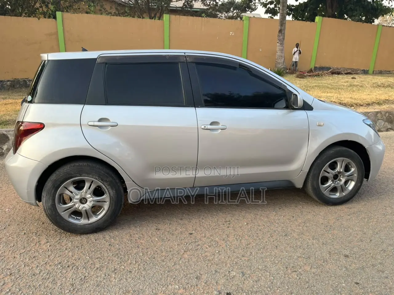 Toyota IST 2004 Silver