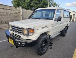 Toyota Land Cruiser 2000 White