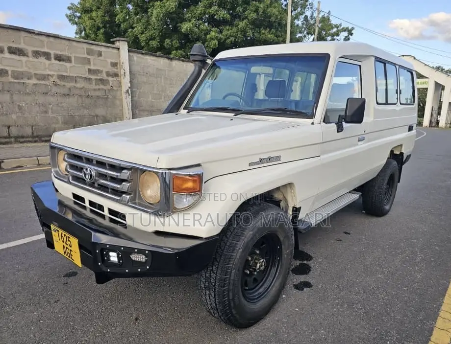 Toyota Land Cruiser 2000 White