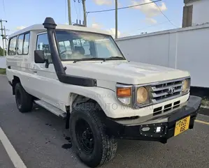 Toyota Land Cruiser 2000 White