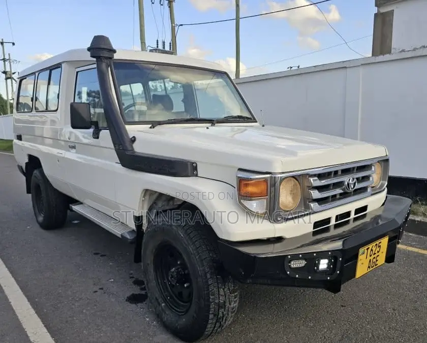 Toyota Land Cruiser 2000 White