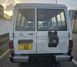 Toyota Land Cruiser 2000 White