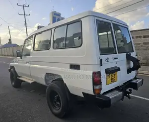 Toyota Land Cruiser 2000 White