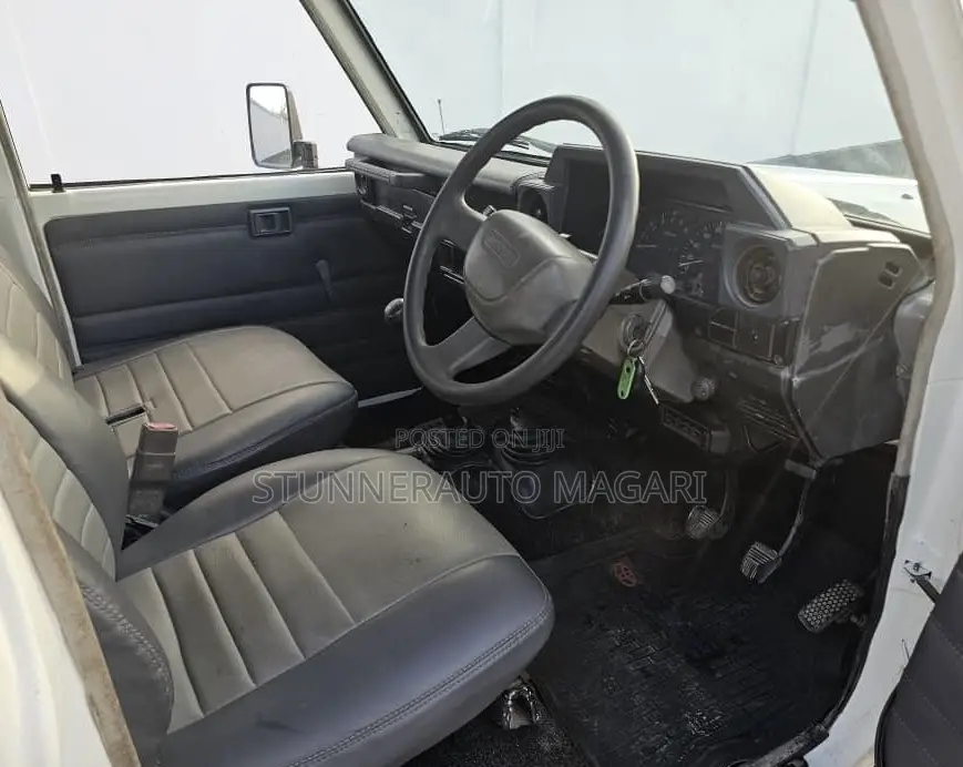 Toyota Land Cruiser 2000 White