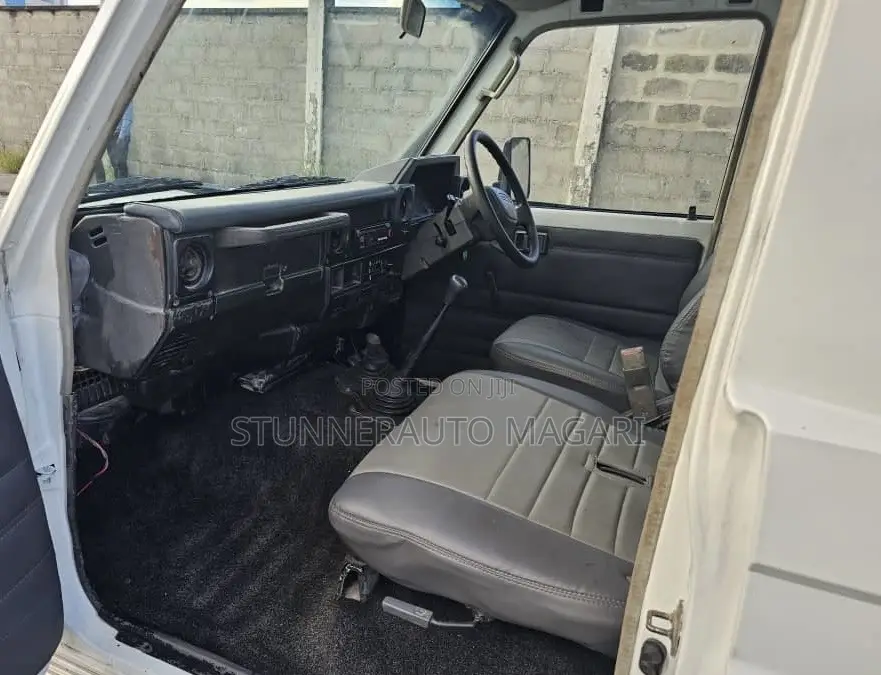 Toyota Land Cruiser 2000 White