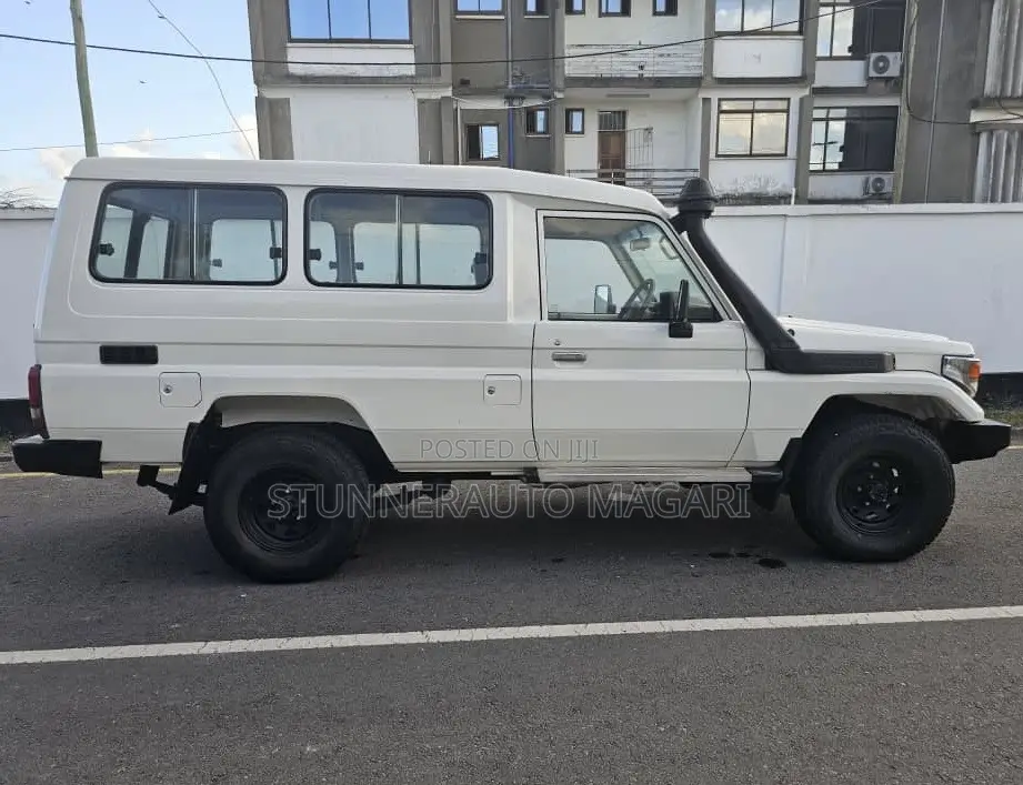 Toyota Land Cruiser 2000 White