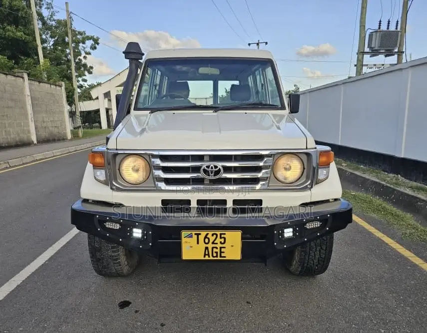 Toyota Land Cruiser 2000 White