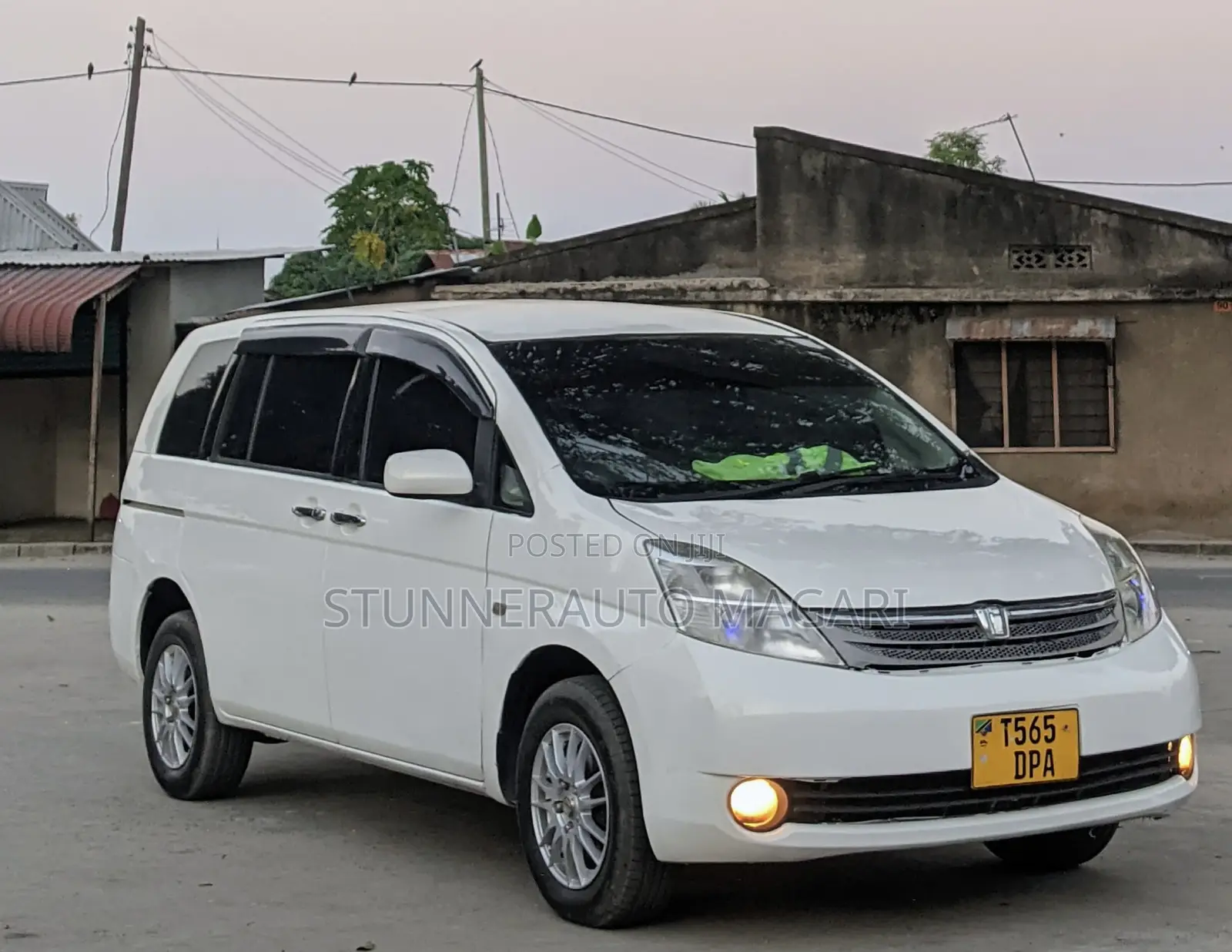 Toyota ISIS 2004 White