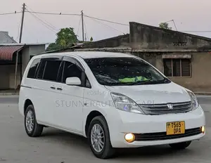 Toyota ISIS 2004 White