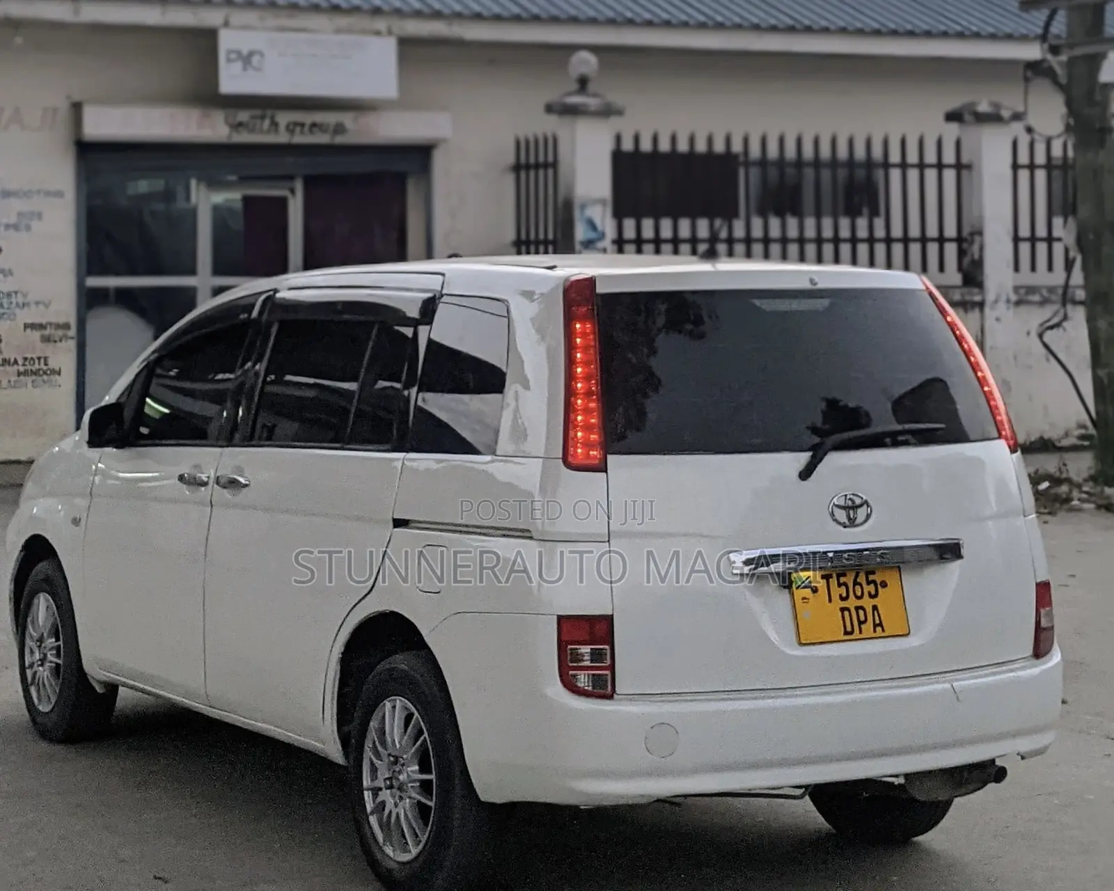 Toyota ISIS 2004 White