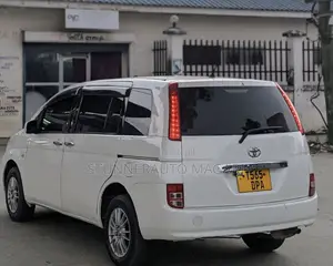 Toyota ISIS 2004 White