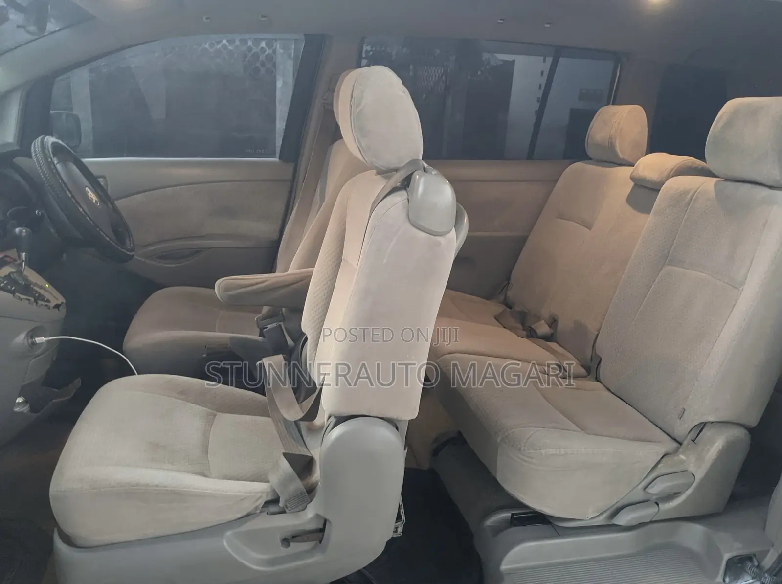 Toyota ISIS 2004 White