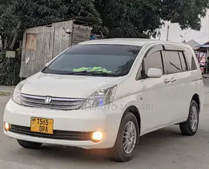 Toyota ISIS 2004 White