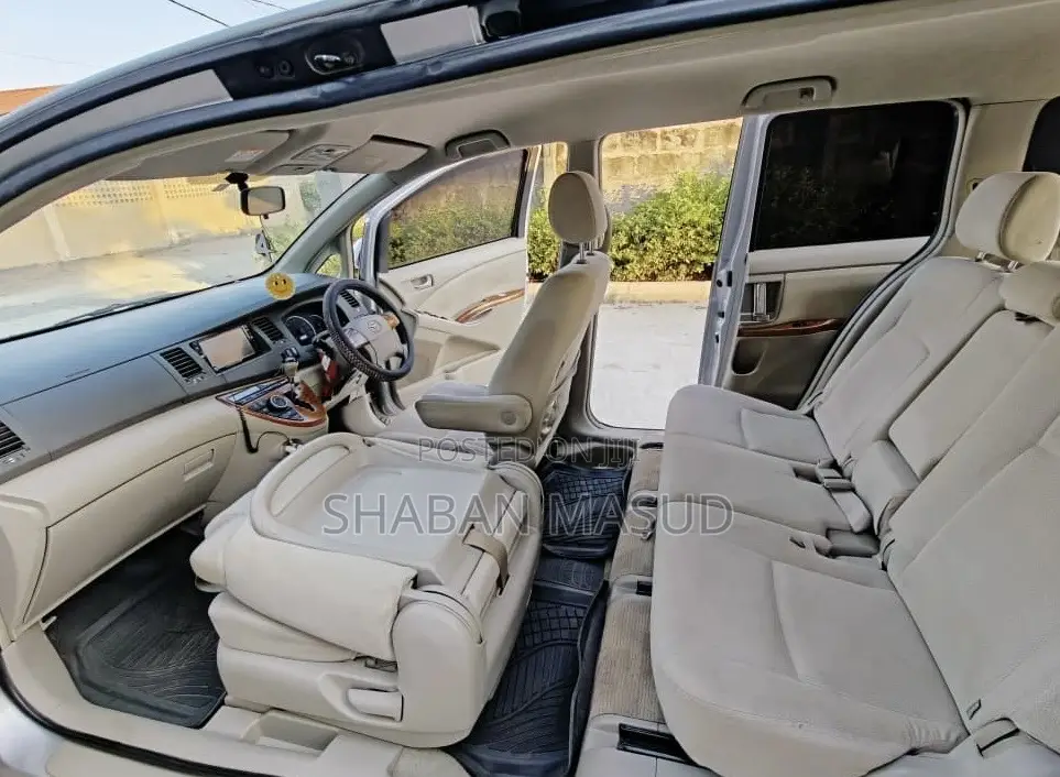 Toyota ISIS 1.8 L 2008 Silver