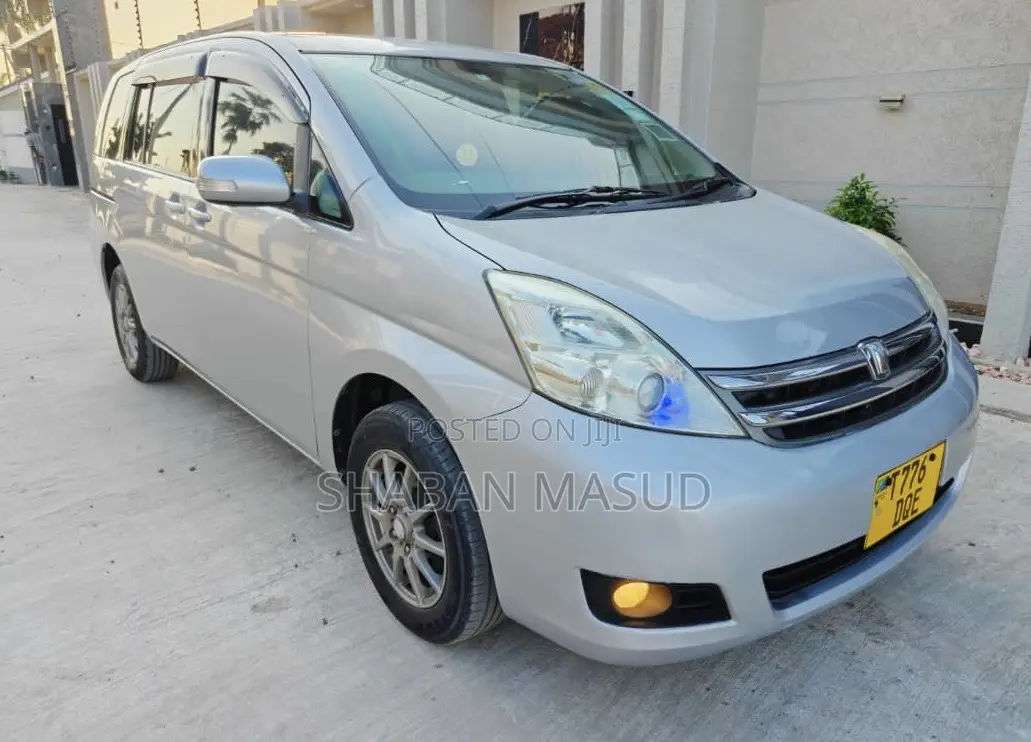 Toyota ISIS 1.8 L 2008 Silver