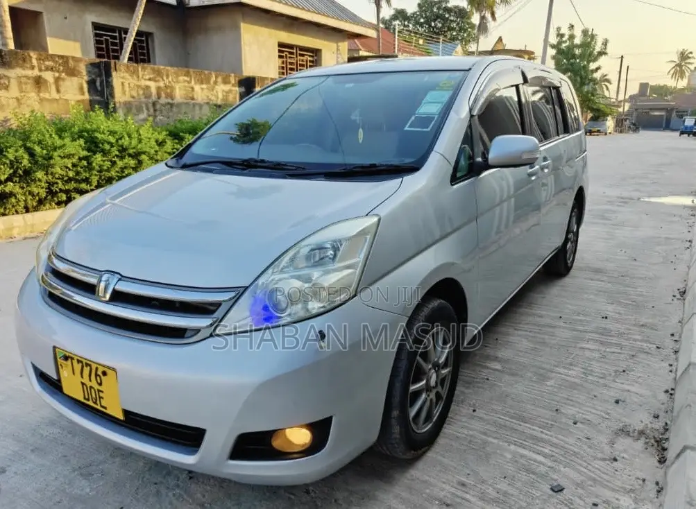 Toyota ISIS 1.8 L 2008 Silver