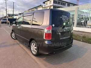 Toyota Noah 2009