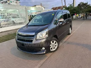 Toyota Noah 2009