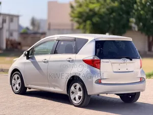 Toyota Ractis 2010 Silver