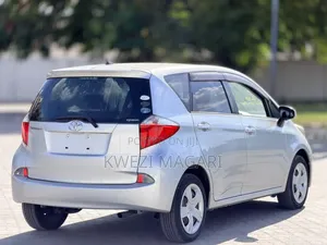 Toyota Ractis 2010 Silver