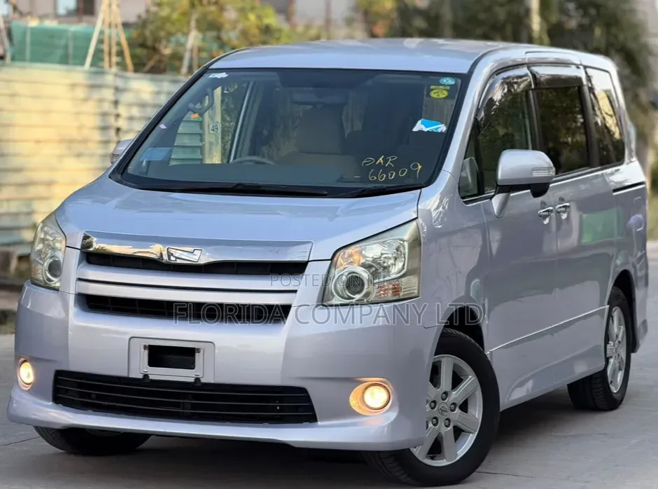 Toyota Noah 2008
