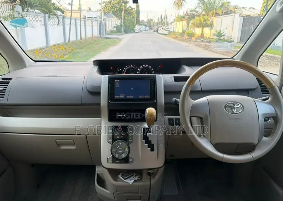 Toyota Noah 2008