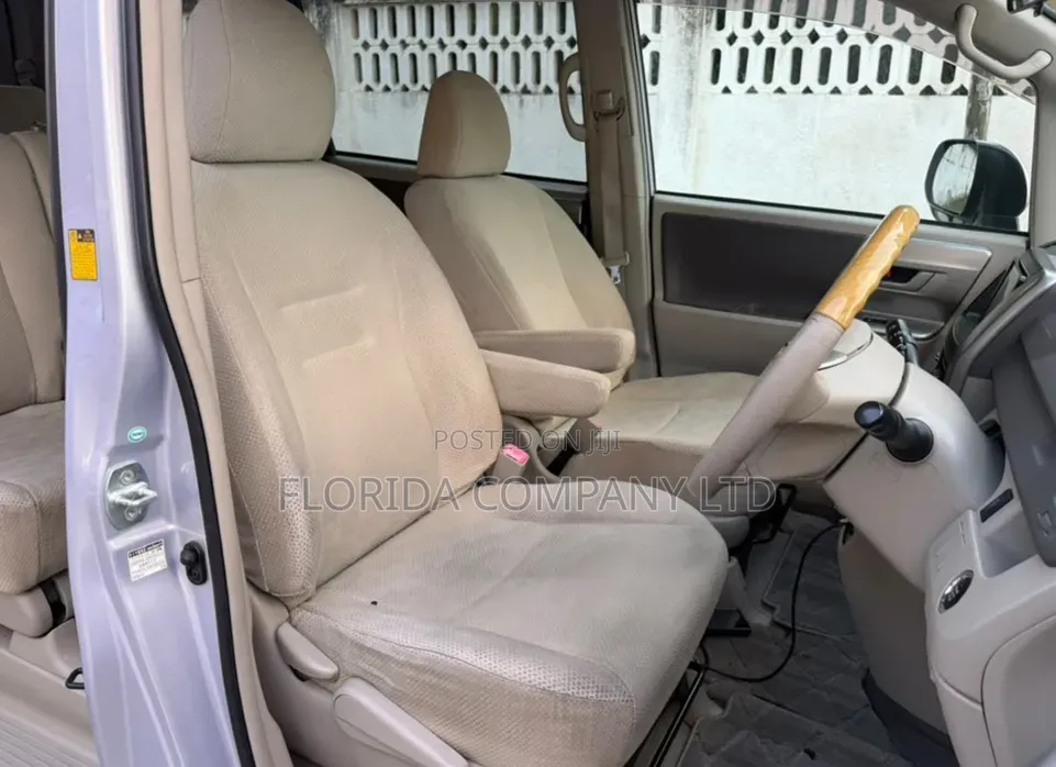 Toyota Noah 2008