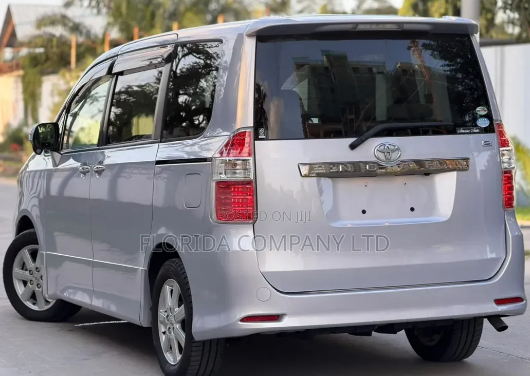 Toyota Noah 2008