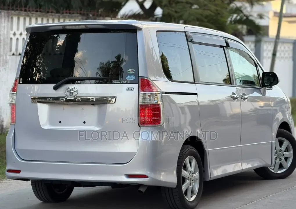 Toyota Noah 2008