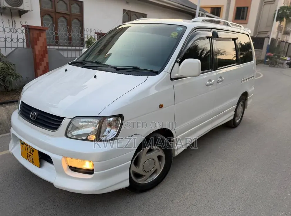 Toyota Noah 2001 White