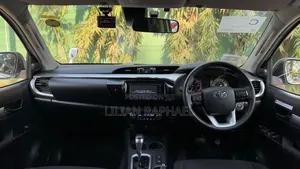 Toyota Hilux 2021 White