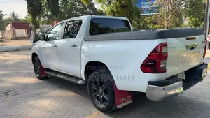 Toyota Hilux 2021 White
