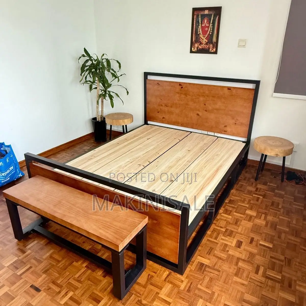 Kitanda Full Na Side Table Yake Na Benchi Yake