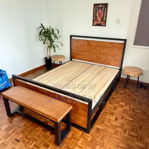 Kitanda Full Na Side Table Yake Na Benchi Yake
