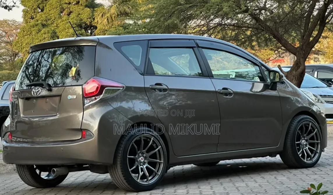 Toyota Ractis 2015 Gray