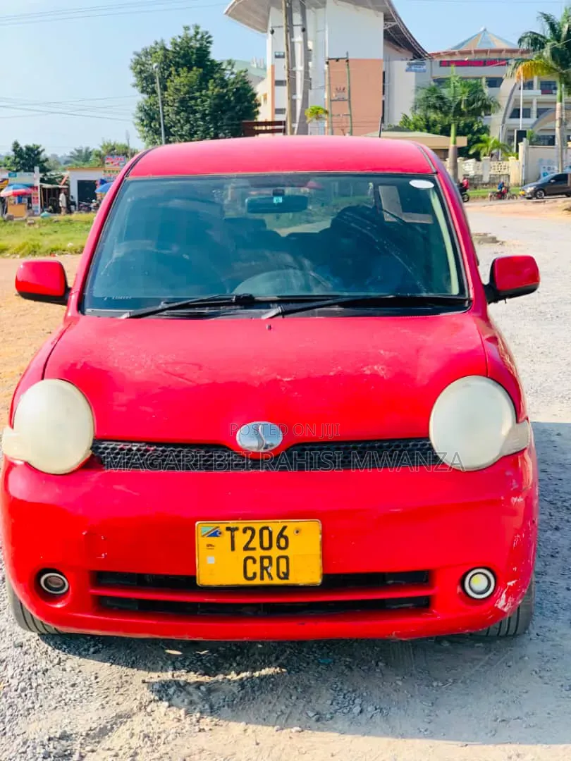 Toyota Sienta 2005 Red