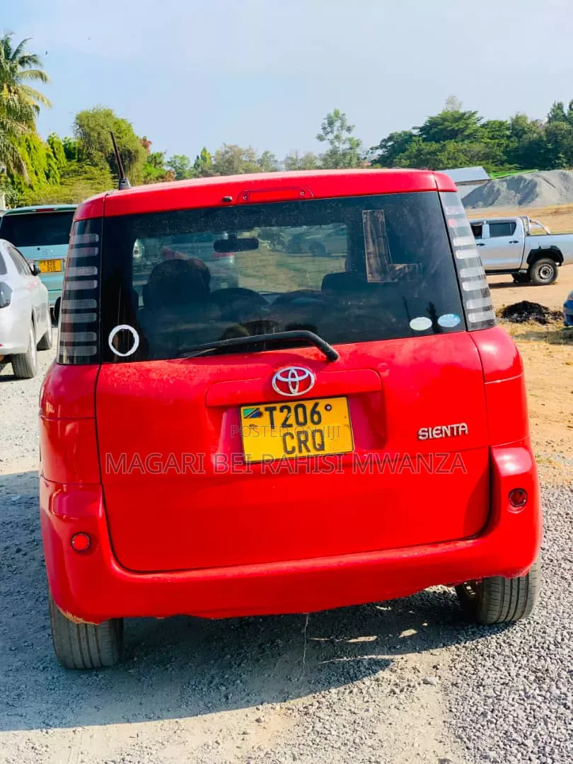 Toyota Sienta 2005 Red