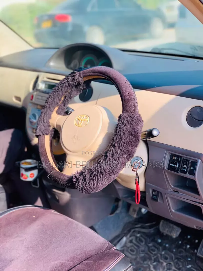Toyota Sienta 2005 Red