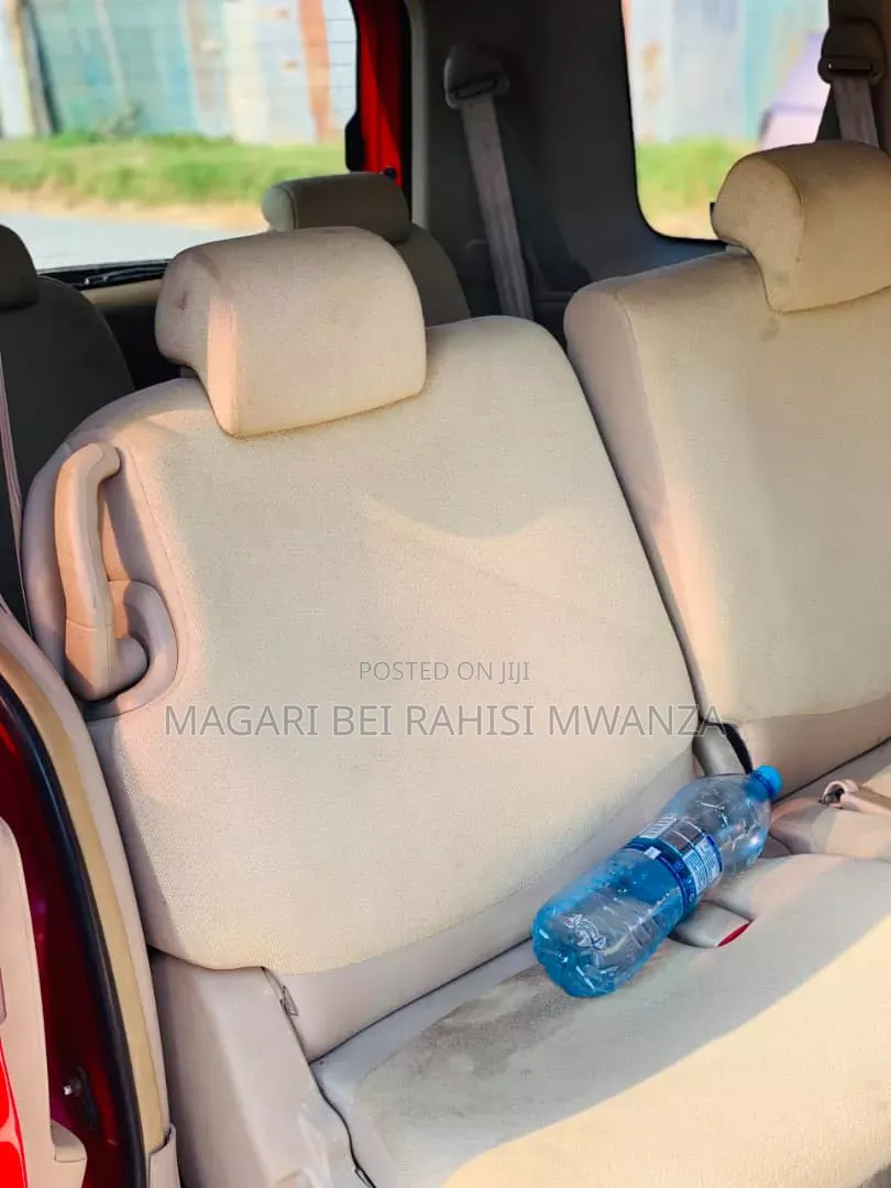 Toyota Sienta 2005 Red