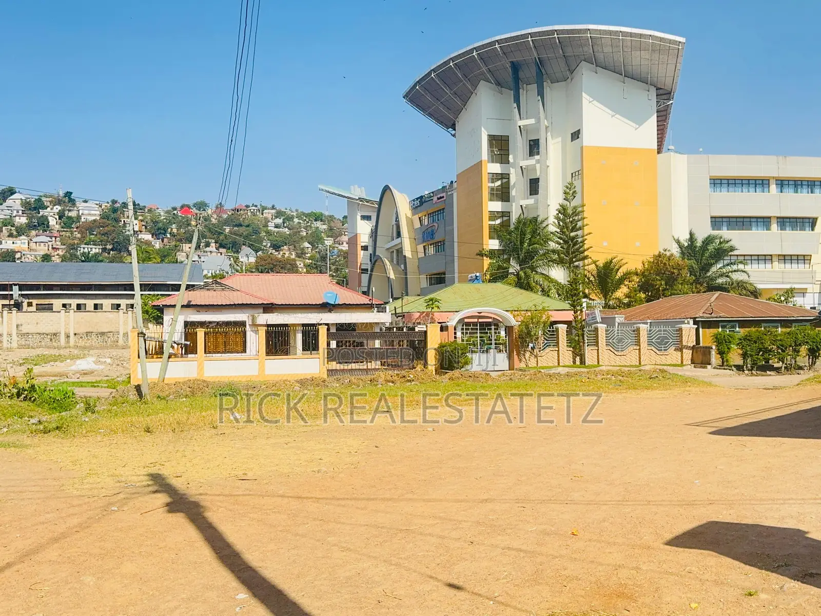 Kiwanja Kinauzwa Pembeni Ya Rock City Mall