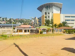 Kiwanja Kinauzwa Pembeni Ya Rock City Mall