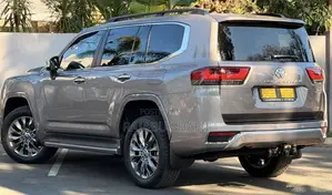 Toyota Land Cruiser LC300 2024