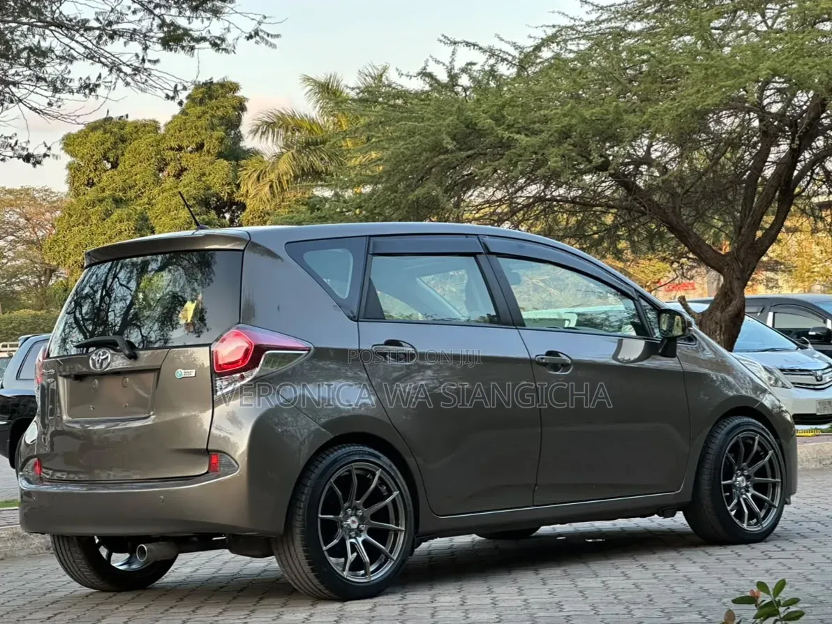 Toyota Ractis 2015 Gray
