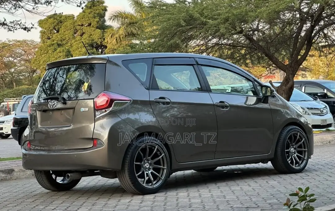 Toyota Ractis 2011 Gray