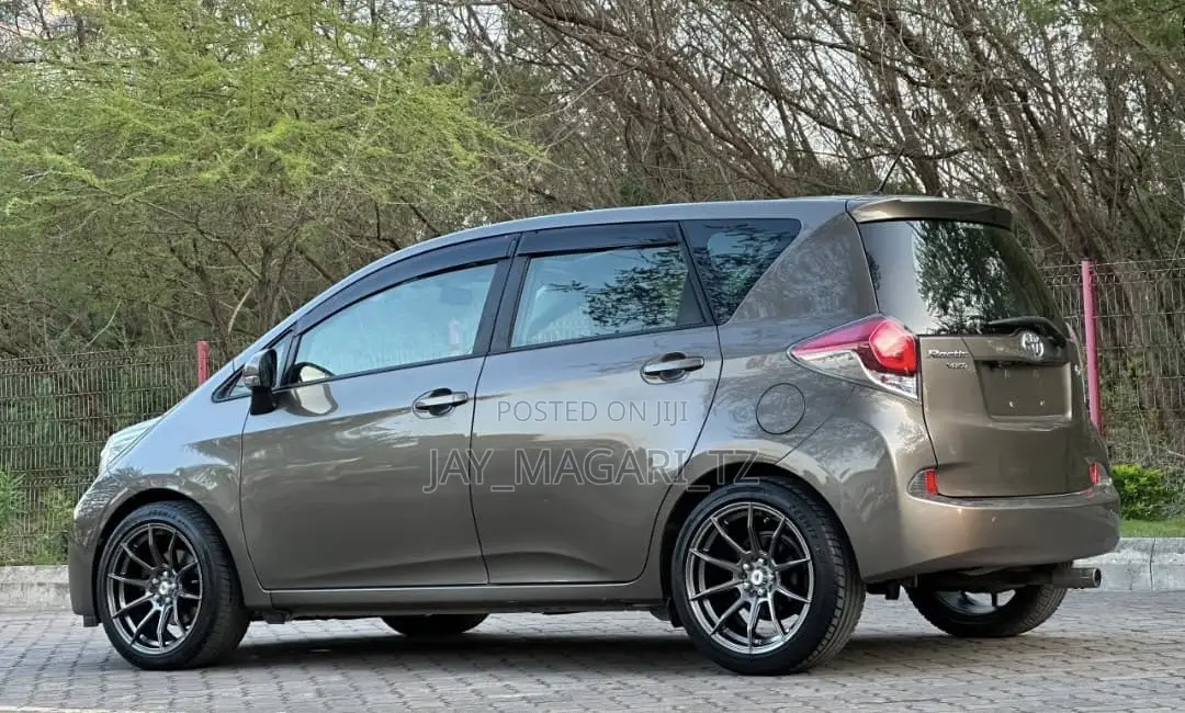 Toyota Ractis 2011 Gray