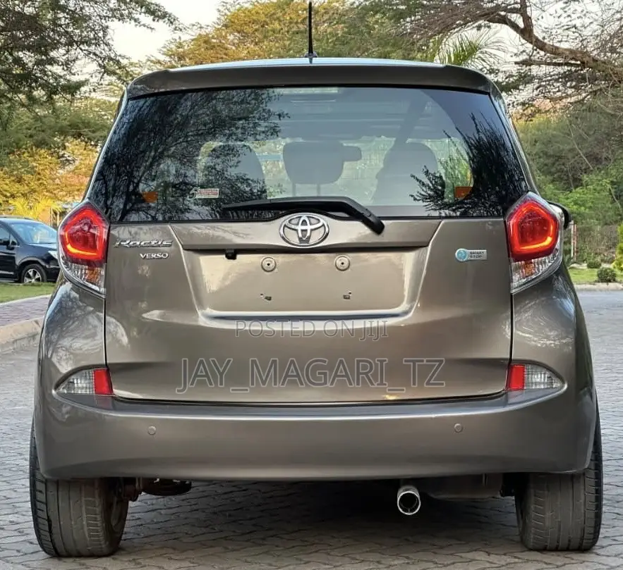 Toyota Ractis 2011 Gray