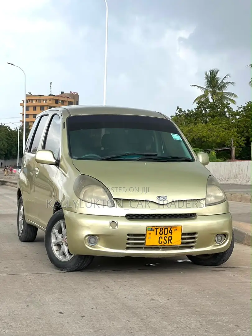 Toyota Fun Cargo 2004 Gold